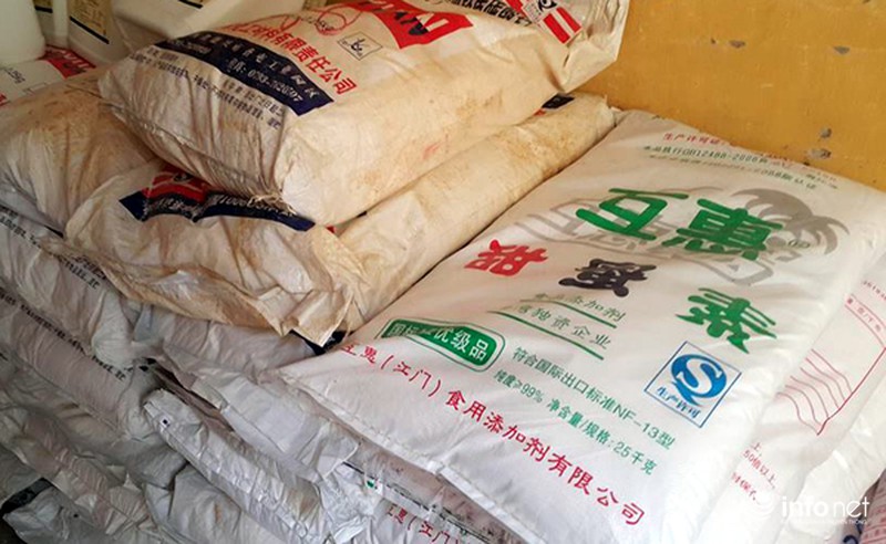 Phát hiện hơn 4 tấn phụ gia thực phẩm Trung Quốc làm bim bim - ảnh 1