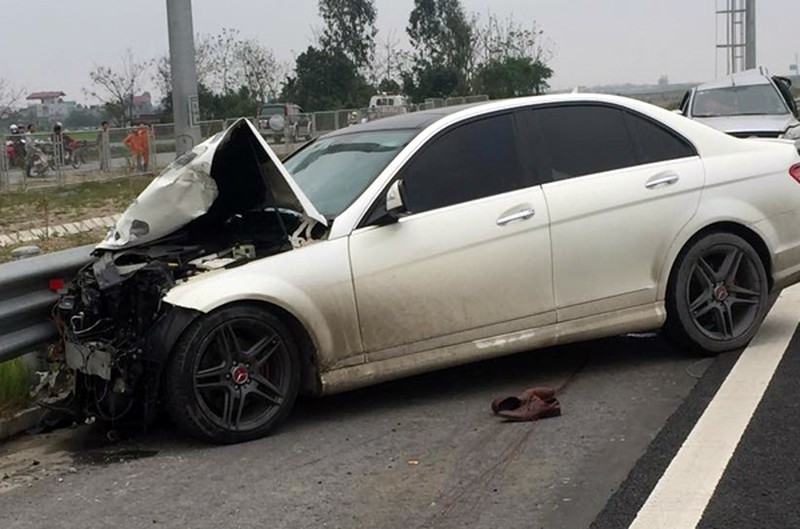 Cao tốc HN-HP: Xe Mercedes tiền tỷ “đóng đinh” xe Ford, 1 người nguy kịch - ảnh 2