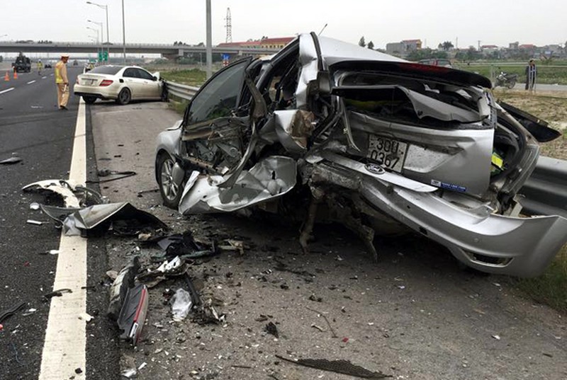 Cao tốc HN-HP: Xe Mercedes tiền tỷ “đóng đinh” xe Ford, 1 người nguy kịch - ảnh 1