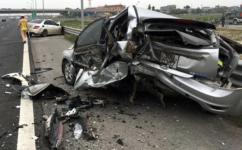 Cao tốc HN-HP: Xe Mercedes tiền tỷ “đóng đinh” xe Ford, 1 người nguy kịch - ảnh 3