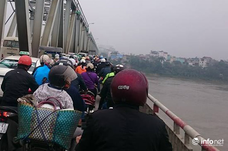 Nam thanh niên nhảy cầu Chương Dương được CSGT Thủ đô cứu sống - ảnh 1