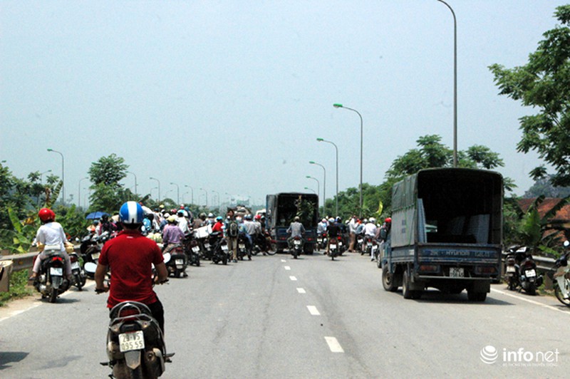 Ráo riết điều tra vụ nam thanh niên tử vong bất thường cạnh Đại lộ Thăng Long - ảnh 3