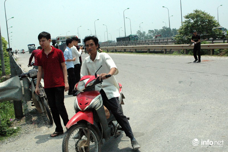 Ráo riết điều tra vụ nam thanh niên tử vong bất thường cạnh Đại lộ Thăng Long - ảnh 8