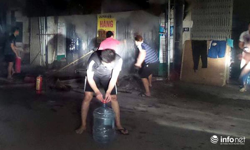 Cháy cửa hàng quần áo trong đêm, người dân tận lực dập lửa - ảnh 4