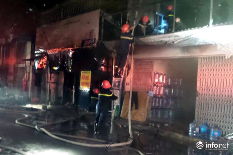 Cháy cửa hàng quần áo trong đêm, người dân tận lực dập lửa - ảnh 2