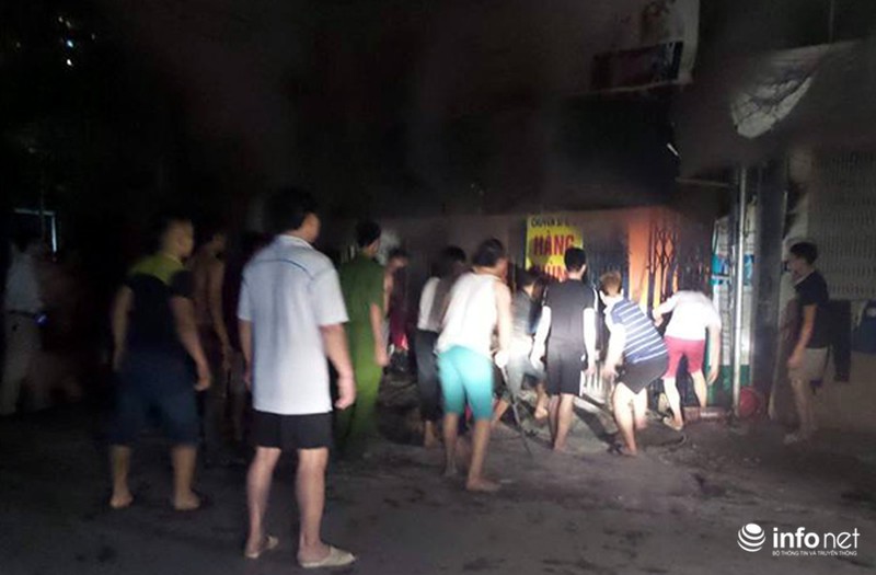 Cháy cửa hàng quần áo trong đêm, người dân tận lực dập lửa - ảnh 7