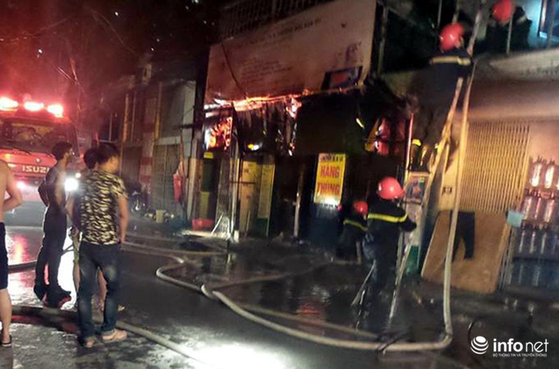 Cháy cửa hàng quần áo trong đêm, người dân tận lực dập lửa - ảnh 8