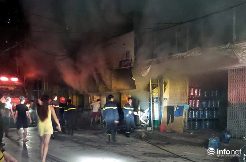 Cháy cửa hàng quần áo trong đêm, người dân tận lực dập lửa - ảnh 1