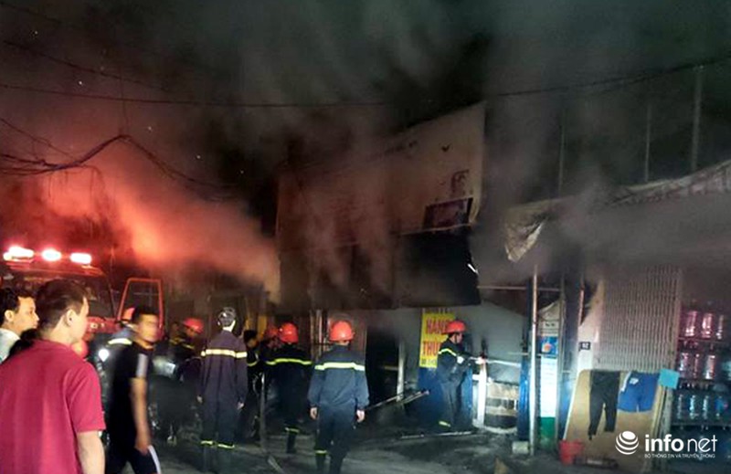 Cháy cửa hàng quần áo trong đêm, người dân tận lực dập lửa - ảnh 9