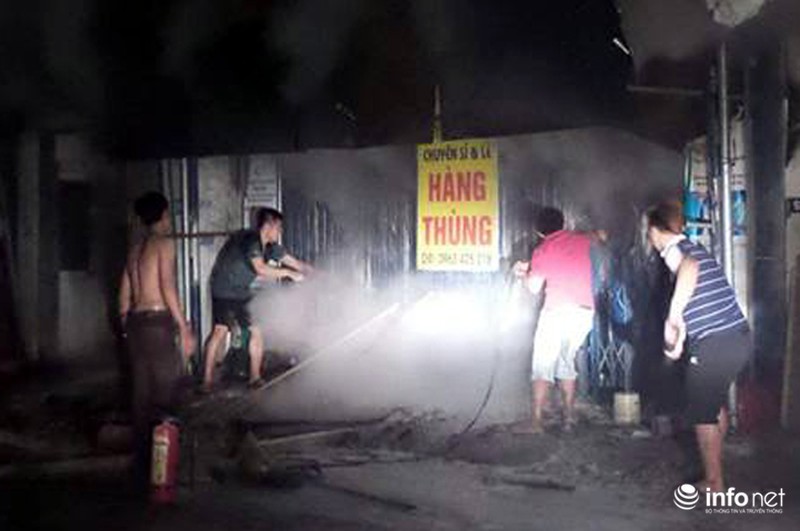 Cháy cửa hàng quần áo trong đêm, người dân tận lực dập lửa - ảnh 3