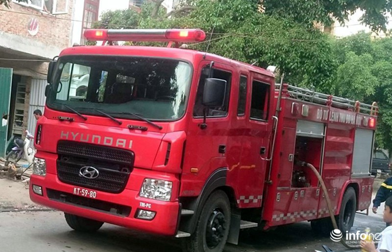 Cháy nghi ngút ở căn biệt thự liền kề, nhiều người hoảng loạn - ảnh 3