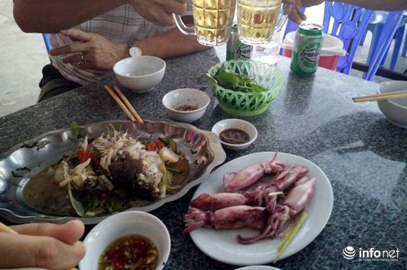 Du khách vẫn hào hứng ra tắm biển Hà Tĩnh, thưởng thức hải sản - ảnh 6