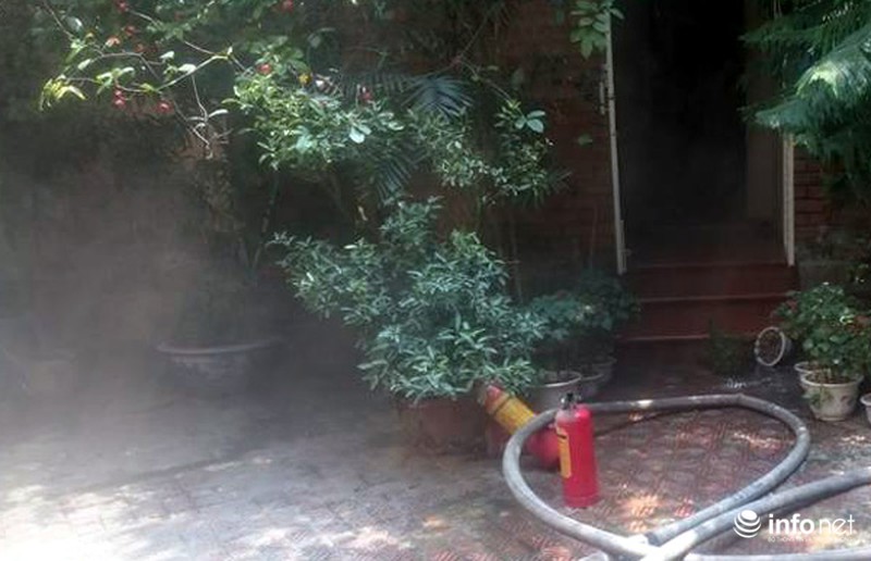 Lửa và khói bùng phát ở khu tập thể Bộ Xây dựng lúc giữa trưa - ảnh 2