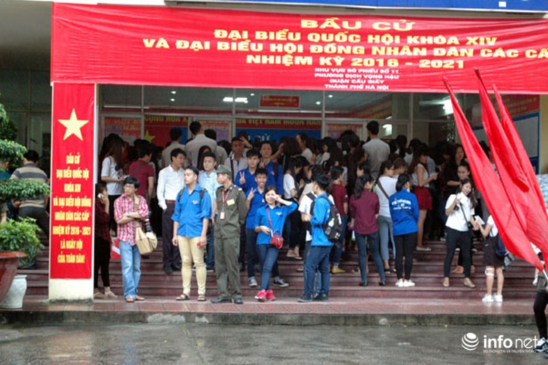 Cử tri Thủ đô “đội mưa” đi bỏ phiếu bầu cử - ảnh 13