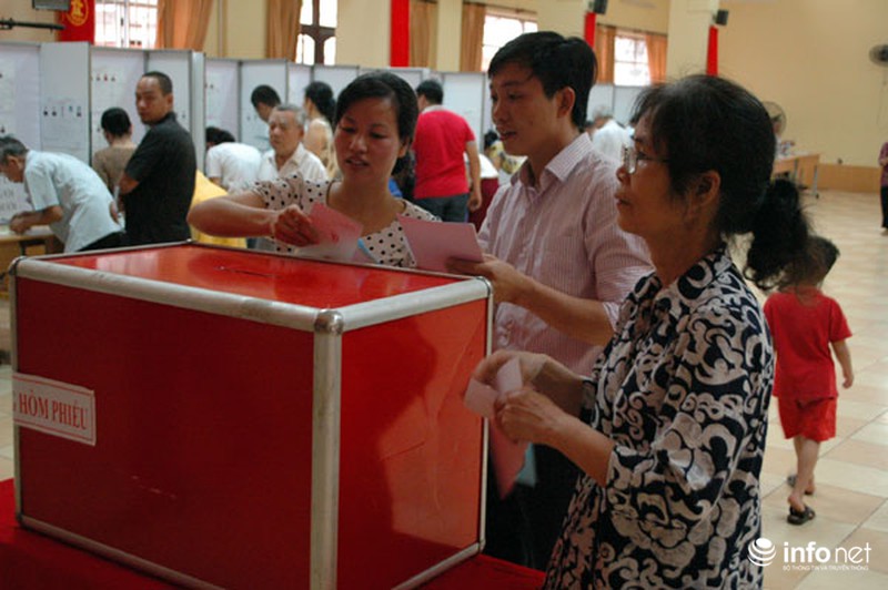 Cử tri Thủ đô “đội mưa” đi bỏ phiếu bầu cử - ảnh 4