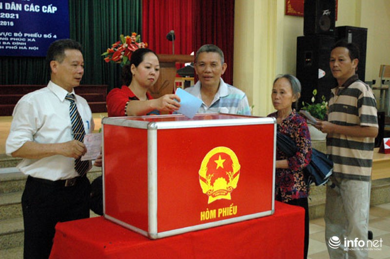 Cử tri Thủ đô “đội mưa” đi bỏ phiếu bầu cử - ảnh 7