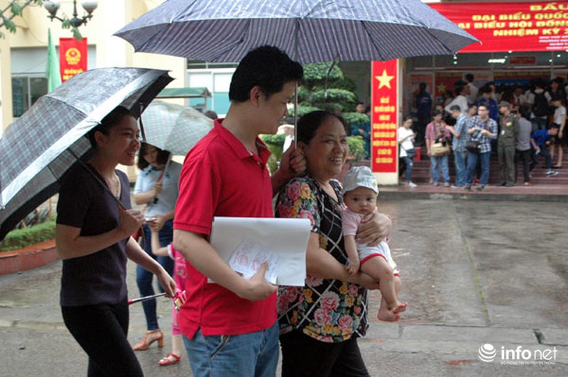 Cử tri Thủ đô “đội mưa” đi bỏ phiếu bầu cử - ảnh 8