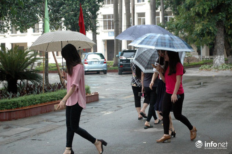 Cử tri Thủ đô “đội mưa” đi bỏ phiếu bầu cử - ảnh 10