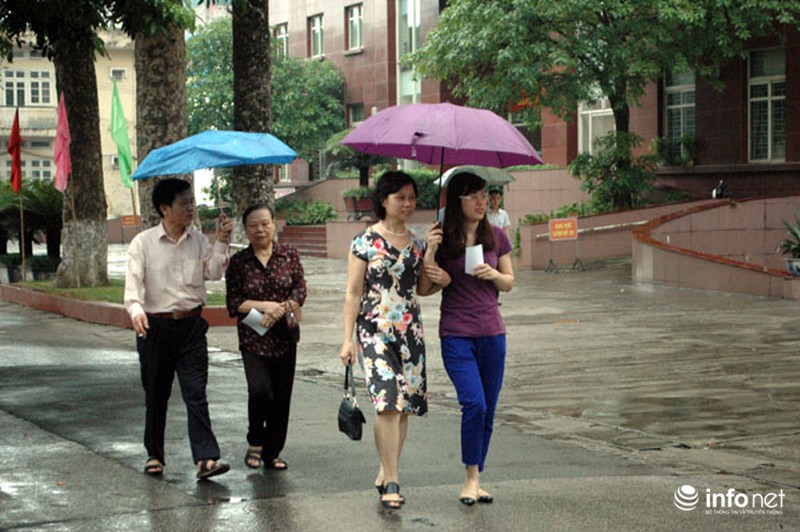 Cử tri Thủ đô “đội mưa” đi bỏ phiếu bầu cử - ảnh 11