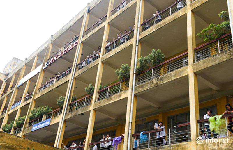 Thứ trưởng Bộ GD&ĐT động viên thí sinh tại phòng thi THPT Quốc gia - ảnh 2