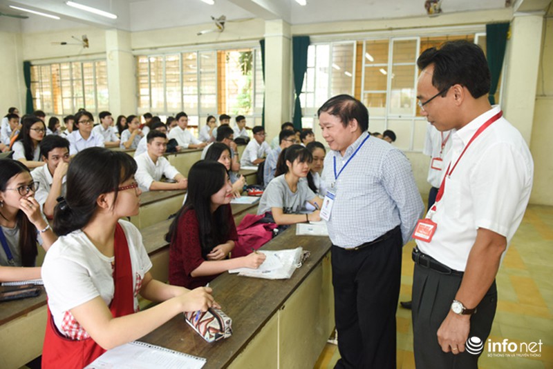 Thứ trưởng Bộ GD&ĐT động viên thí sinh tại phòng thi THPT Quốc gia - ảnh 11