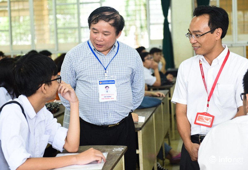 Thứ trưởng Bộ GD&ĐT động viên thí sinh tại phòng thi THPT Quốc gia - ảnh 1