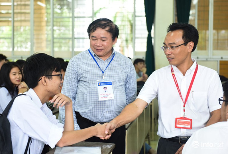 Thứ trưởng Bộ GD&ĐT động viên thí sinh tại phòng thi THPT Quốc gia - ảnh 12