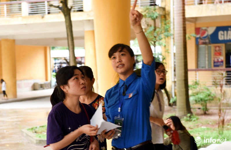 Thứ trưởng Bộ GD&ĐT động viên thí sinh tại phòng thi THPT Quốc gia - ảnh 3