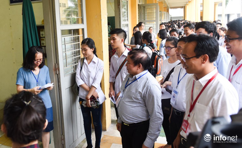 Thứ trưởng Bộ GD&ĐT động viên thí sinh tại phòng thi THPT Quốc gia - ảnh 5