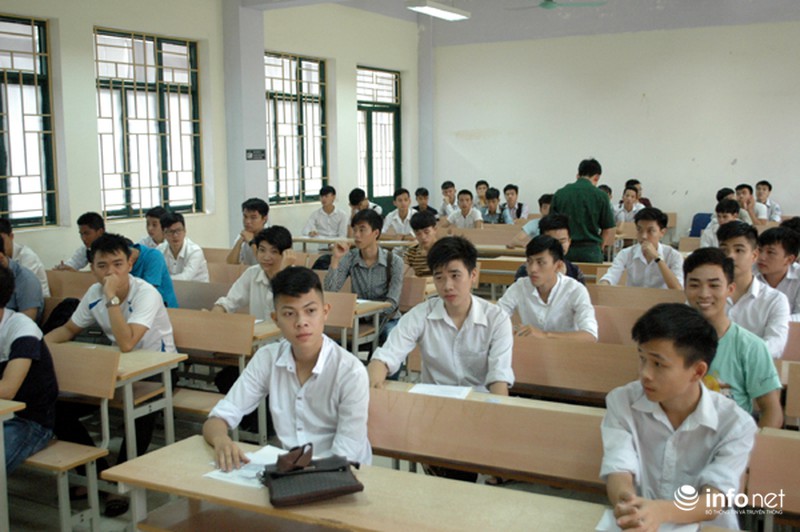 Thứ trưởng Bộ GD&ĐT động viên thí sinh tại phòng thi THPT Quốc gia - ảnh 6