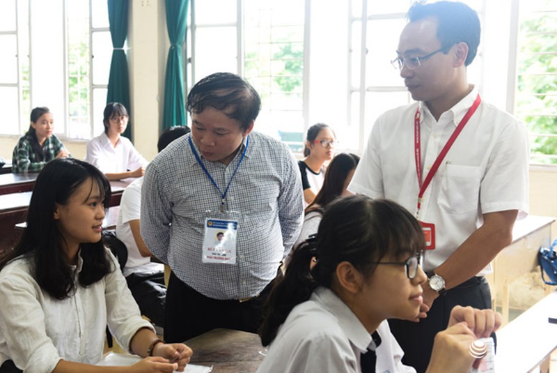 Thứ trưởng Bộ GD&ĐT động viên thí sinh tại phòng thi THPT Quốc gia - ảnh 8