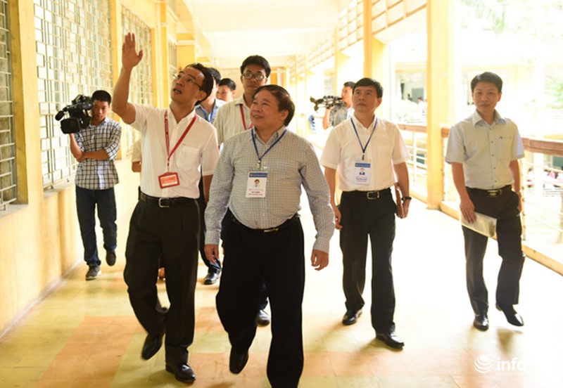 Thứ trưởng Bộ GD&ĐT động viên thí sinh tại phòng thi THPT Quốc gia - ảnh 4