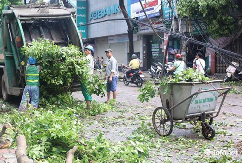 Sau bão, gần 800 tấn rác trên phố của Thủ đô đã được thu dọn - ảnh 4