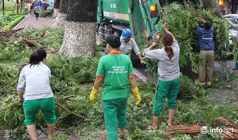 Sau bão, gần 800 tấn rác trên phố của Thủ đô đã được thu dọn - ảnh 1