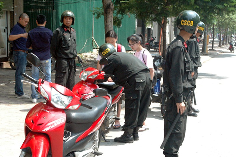 Ngày đầu CSCĐ Thủ đô xử lý vi phạm của người tham gia giao thông - ảnh 9