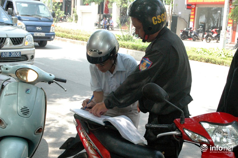 Ngày đầu CSCĐ Thủ đô xử lý vi phạm của người tham gia giao thông - ảnh 10