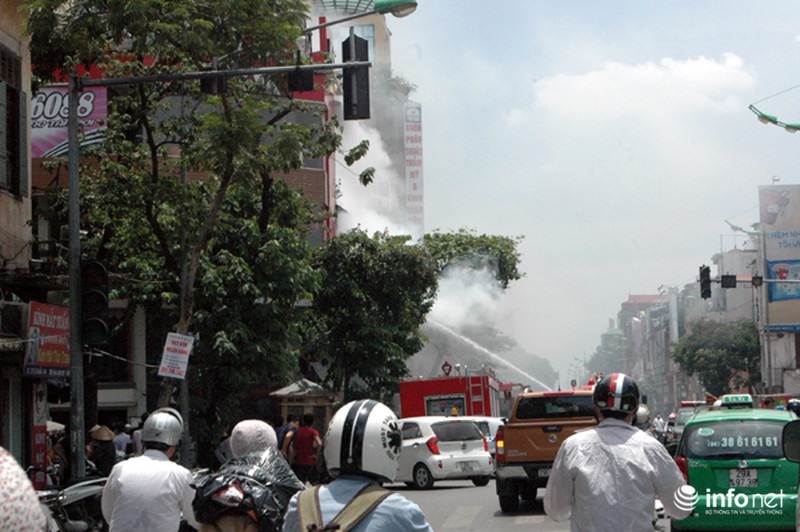Hà Nội: Cháy nhà cạnh ngã tư Lê Duẩn - Khâm Thiên lúc giữa trưa - ảnh 1