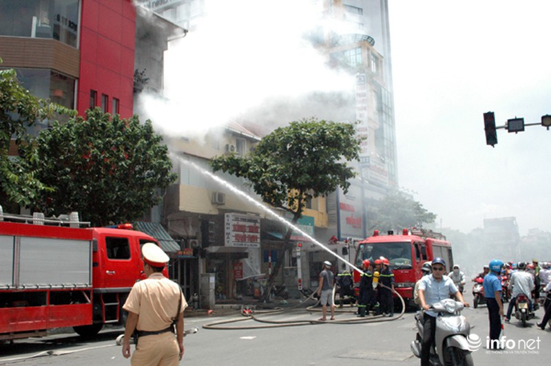 Hà Nội: Cháy nhà cạnh ngã tư Lê Duẩn - Khâm Thiên lúc giữa trưa - ảnh 2