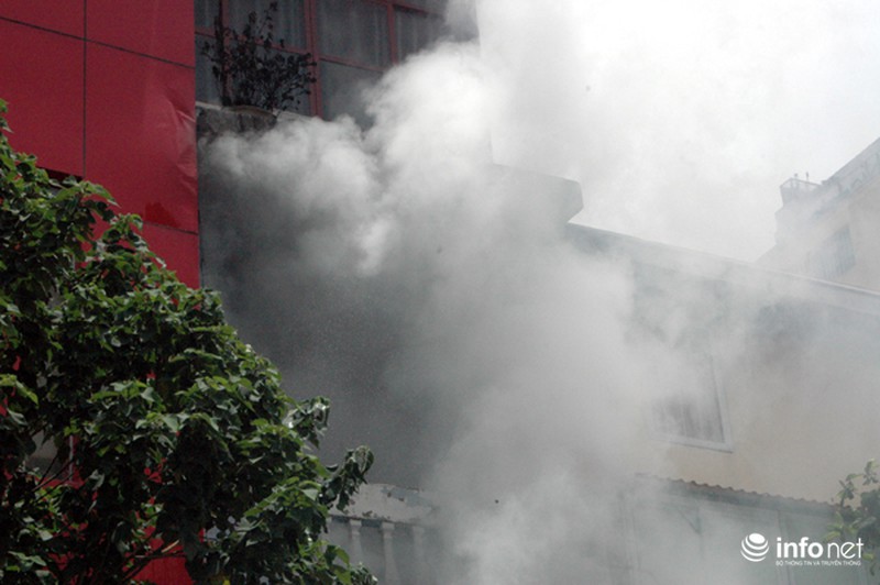 Hà Nội: Cháy nhà cạnh ngã tư Lê Duẩn - Khâm Thiên lúc giữa trưa - ảnh 3