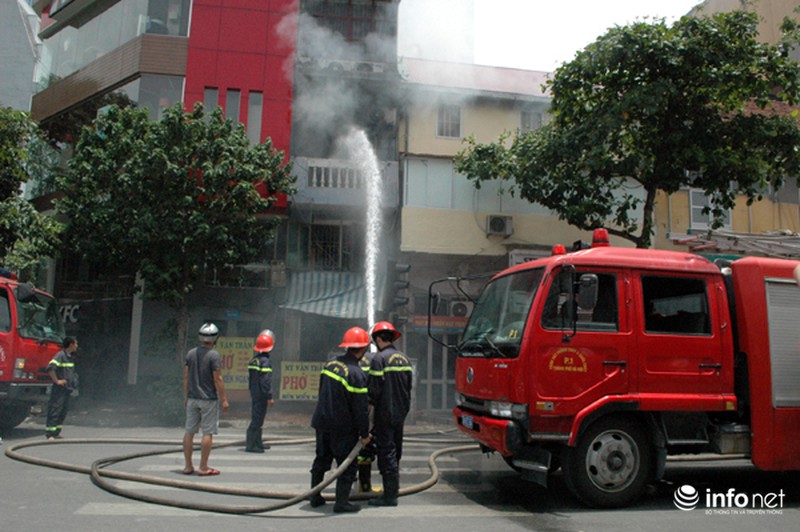 Hà Nội: Cháy nhà cạnh ngã tư Lê Duẩn - Khâm Thiên lúc giữa trưa - ảnh 4