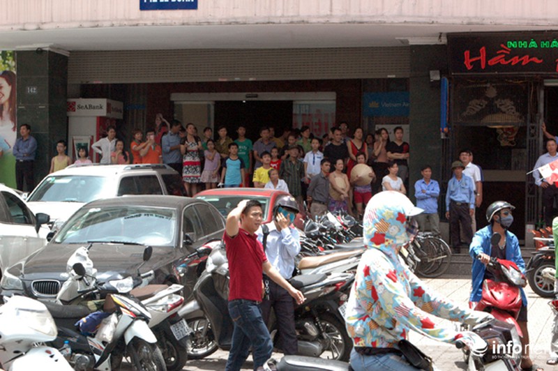 Hà Nội: Cháy nhà cạnh ngã tư Lê Duẩn - Khâm Thiên lúc giữa trưa - ảnh 5