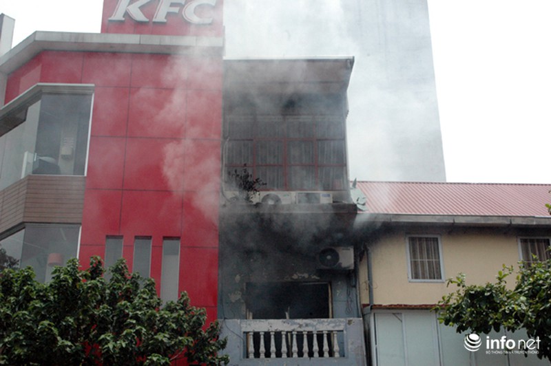 Hà Nội: Cháy nhà cạnh ngã tư Lê Duẩn - Khâm Thiên lúc giữa trưa - ảnh 7