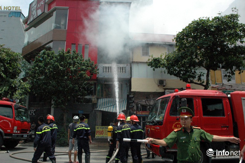 Hà Nội: Cháy nhà cạnh ngã tư Lê Duẩn - Khâm Thiên lúc giữa trưa - ảnh 8