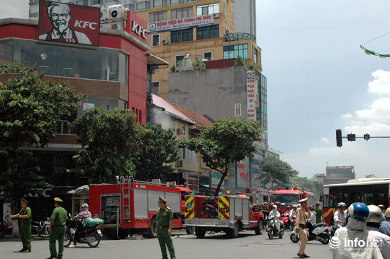Hà Nội: Cháy nhà cạnh ngã tư Lê Duẩn - Khâm Thiên lúc giữa trưa - ảnh 9