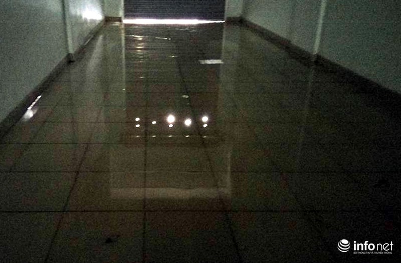 Hà Nội: Bục bể nước tầng thượng,