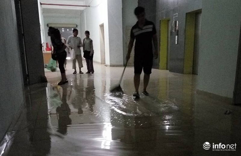 Hà Nội: Bục bể nước tầng thượng,