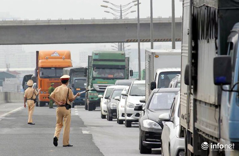 Xe tải chở gas lật trên đường cao tốc trên cao, giao thông kẹt cứng hàng km - ảnh 15