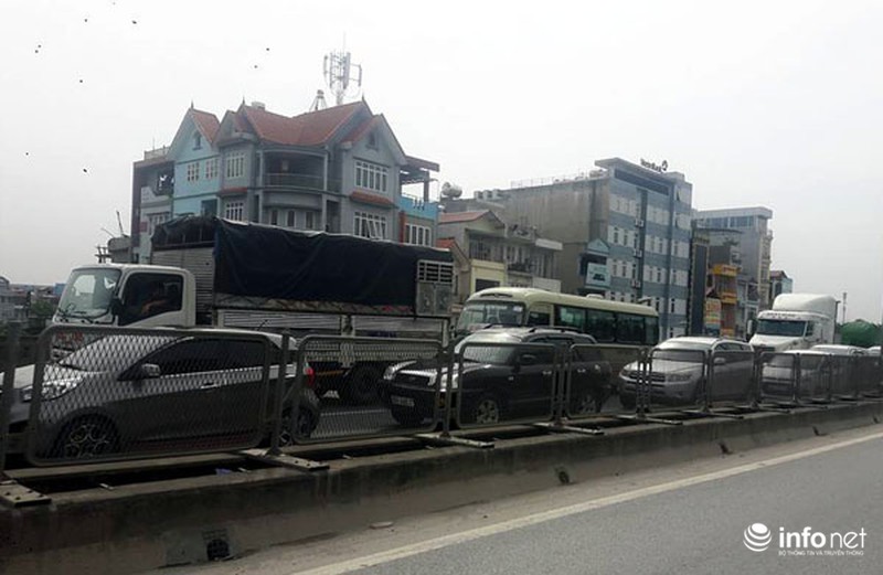 Xe tải chở gas lật trên đường cao tốc trên cao, giao thông kẹt cứng hàng km - ảnh 13