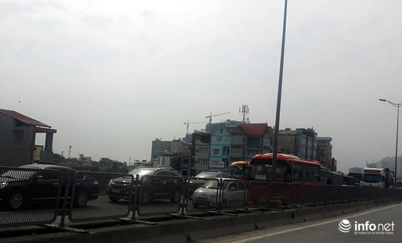 Xe tải chở gas lật trên đường cao tốc trên cao, giao thông kẹt cứng hàng km - ảnh 14