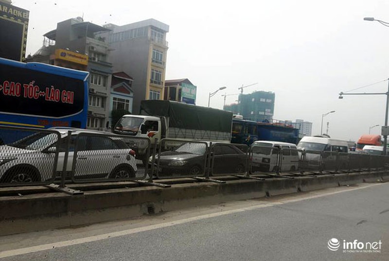 Xe tải chở gas lật trên đường cao tốc trên cao, giao thông kẹt cứng hàng km - ảnh 11